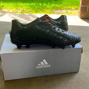 Soocer cleats custom /Matte black & Orange laces